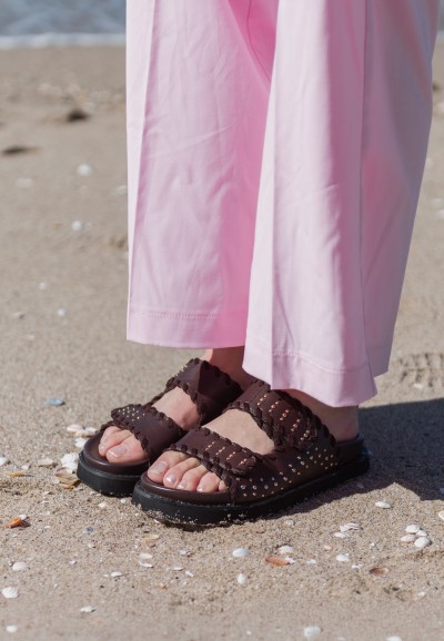 POSH by Poelman Nena sandals paired with pink trousers.