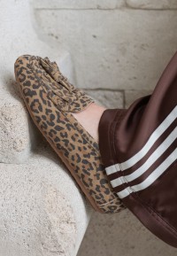 Nahaufnahme der PS Poelman Taya Loafer mit Leopardenmuster.