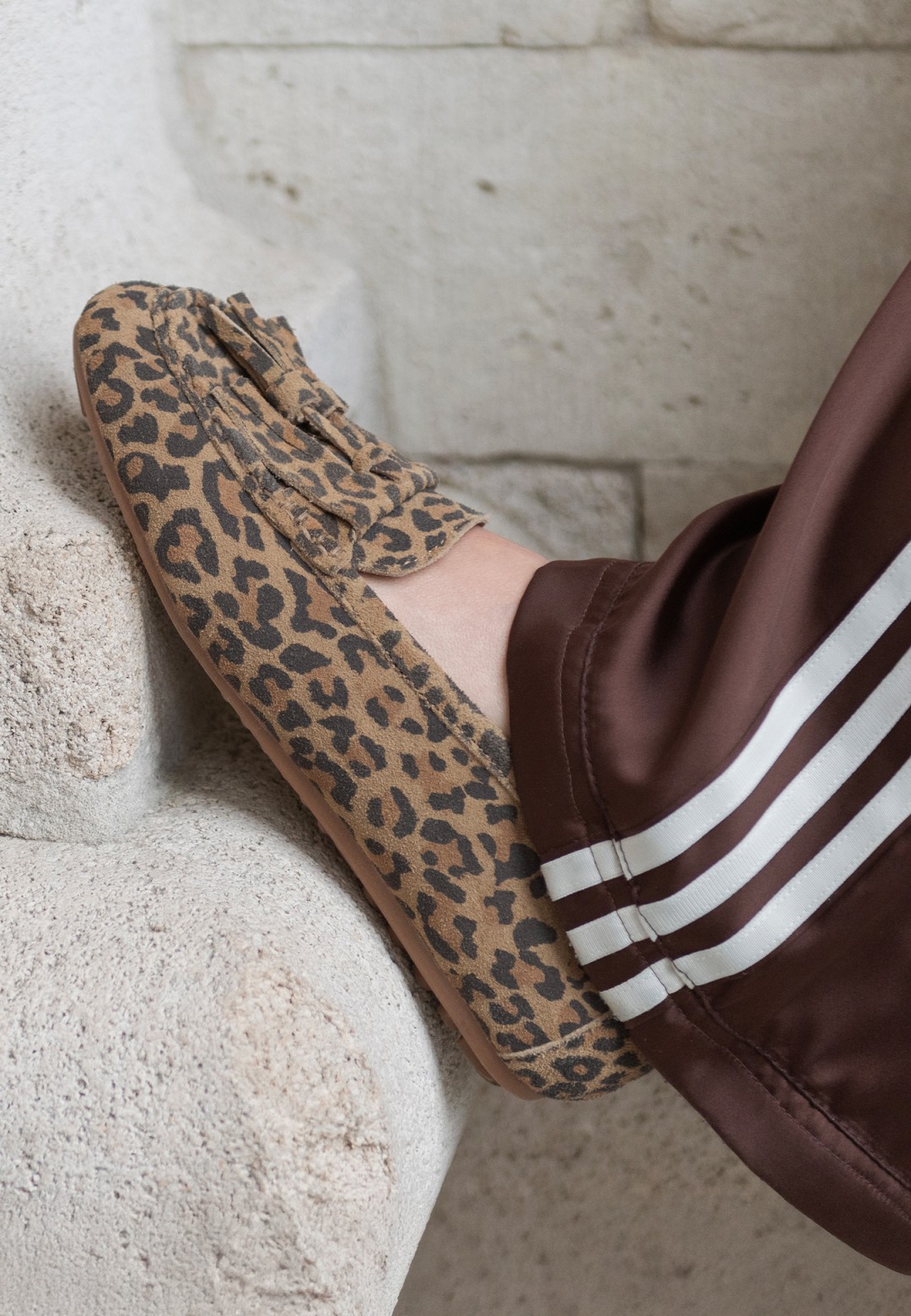 Nahaufnahme der PS Poelman Taya Loafer mit Leopardenmuster.