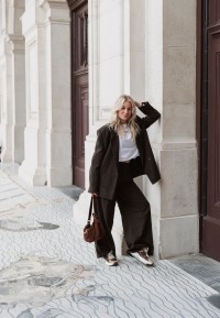 The model is wearing Lise sneakers by POSH by Poelman.