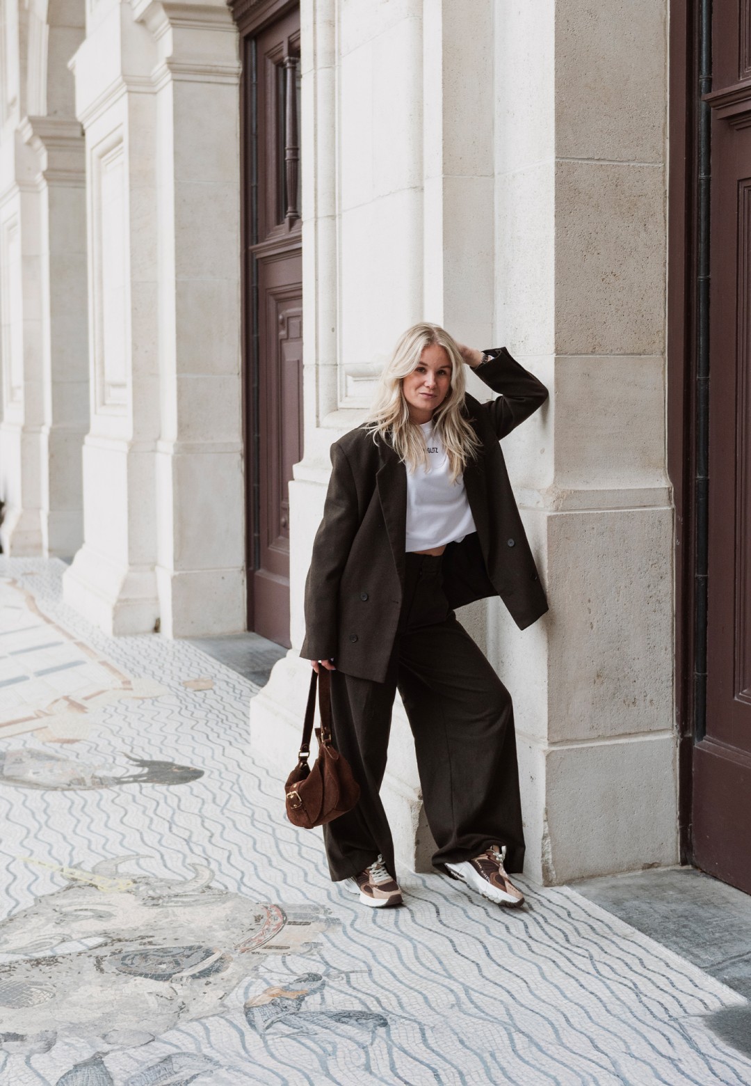 The model is wearing Lise sneakers by POSH by Poelman.