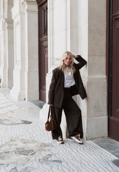 Das Model trägt Lise Sneaker von POSH by Poelman.