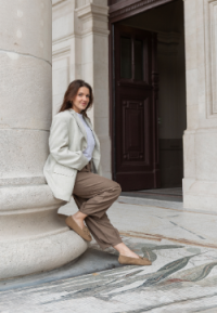 Das Model trägt PS Poelman Taya Loafer