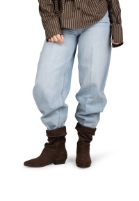Model trägt dunkelbraune Wildleder Dorien Stiefel von PS Poelman zu hellblauen Jeans