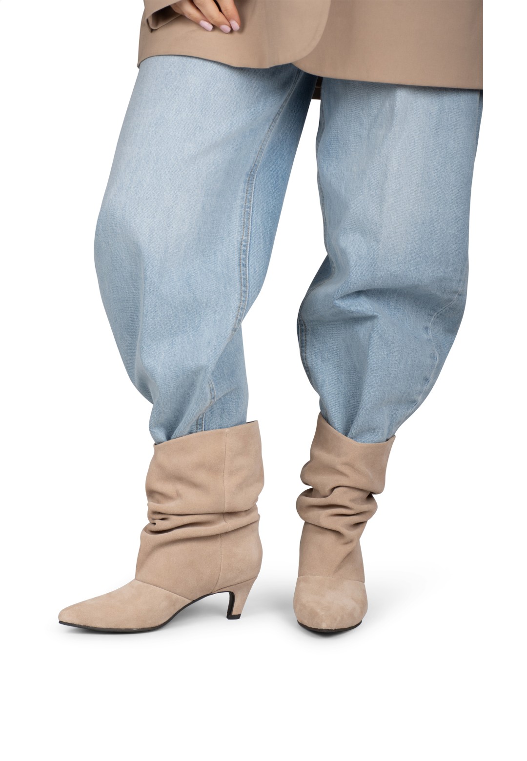 Model wearing PS Poelman Hannah sand colored boots with jeans – front view
