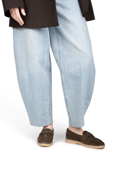 Model trägt dunkelbraune Zalama Loafer von PS Poelman, lässig kombiniert mit Denim