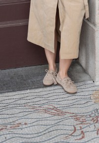 Das Model trägt die Lira Loafers von PS Poelman kombiniert mit einem beigen Outfit