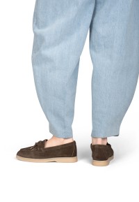 Model draagt donkerbruine Zalama loafers van PS Poelman onder een lichtblauwe jeans