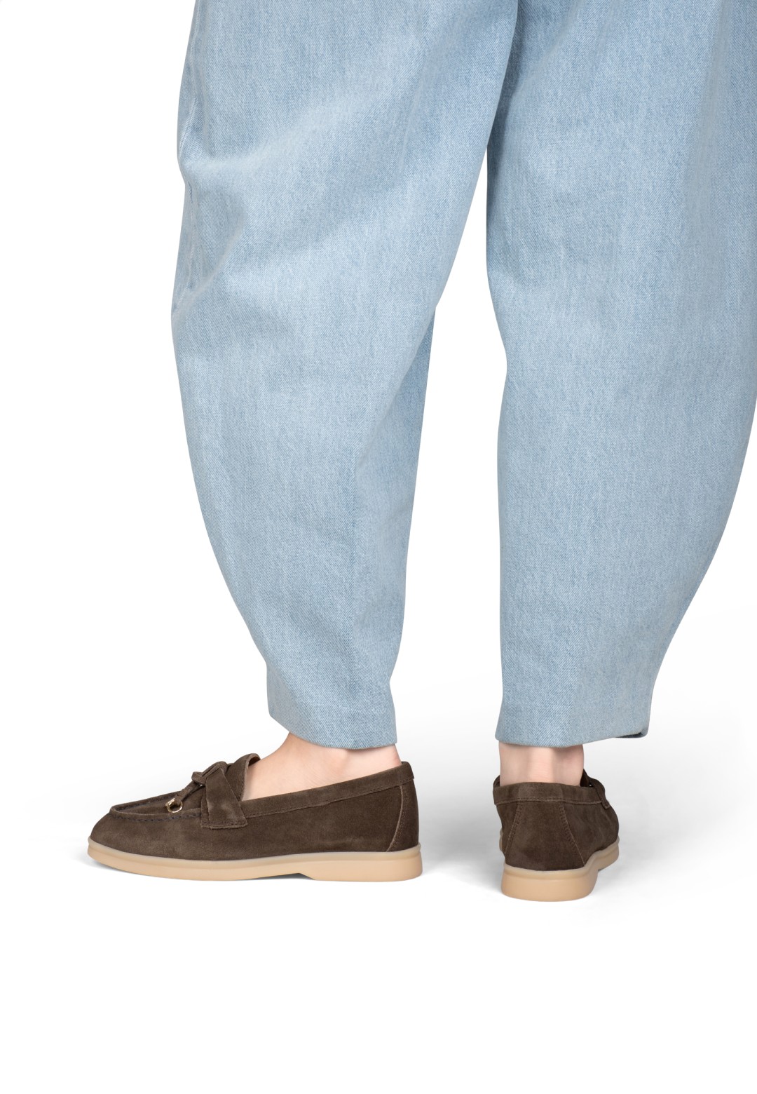 Model trägt dunkelbraune Zalama Loafer von PS Poelman zu hellblauen Jeans