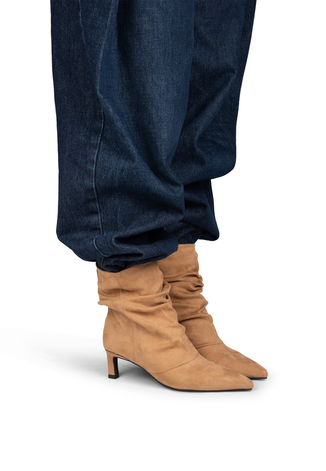 Model trägt POSH By Poelman Laureen sandfarbene Stiefel mit dunkler Jeans – Detailansicht