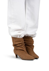 Model trägt PS Poelman Hannah cognac Stiefel mit weißer Hose – Detailansicht