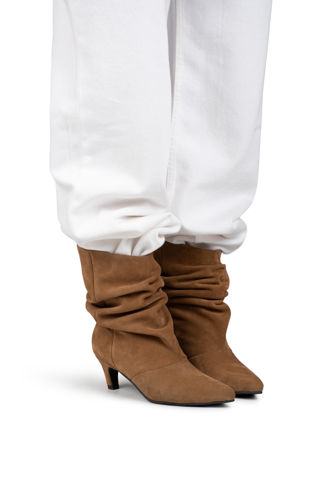 Model draagt PS Poelman Hannah cognac laarzen met witte broek – close-up
