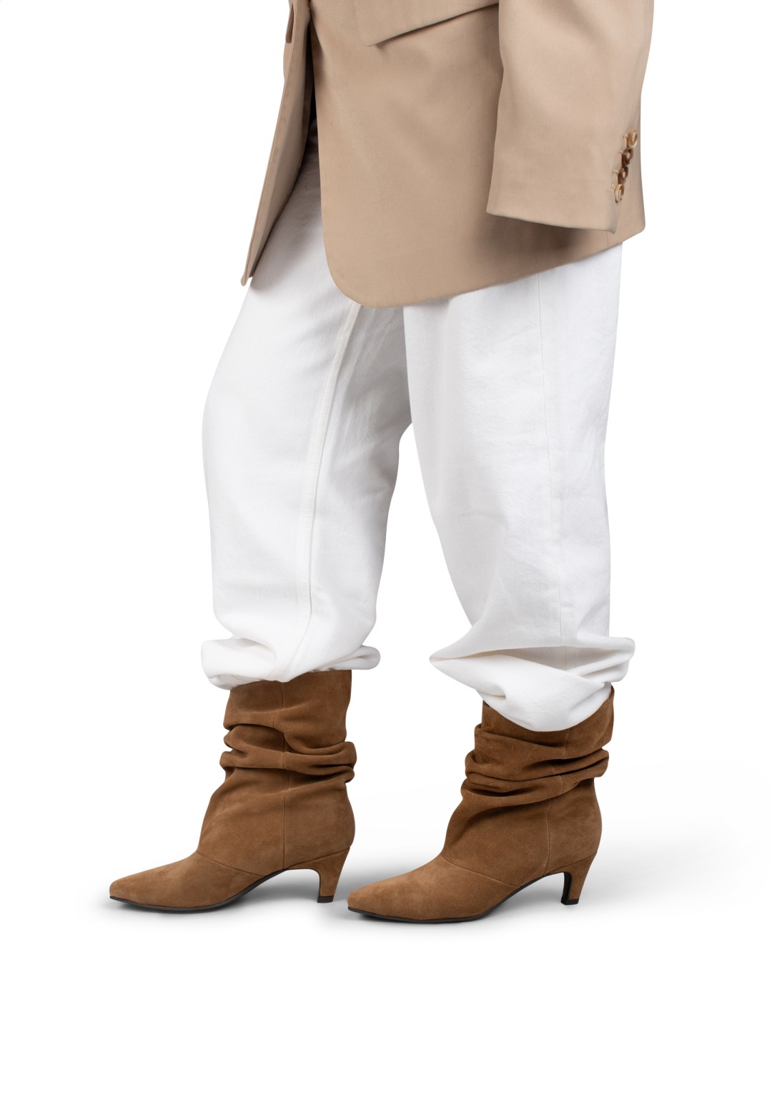 Model draagt PS Poelman Hannah cognac laarzen met witte broek – vooraanzicht