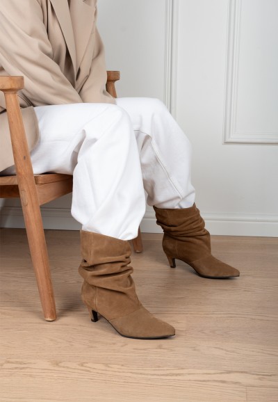 Model trägt PS Poelman Hannah cognac Stiefel sitzend – Seitenansicht