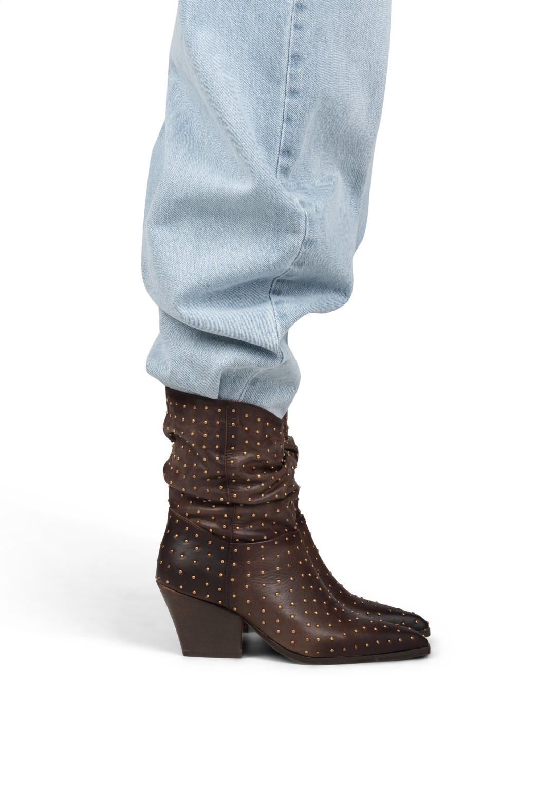 Model draagt PS Poelman Dali donkerbruine laarzen met studs – zijaanzicht