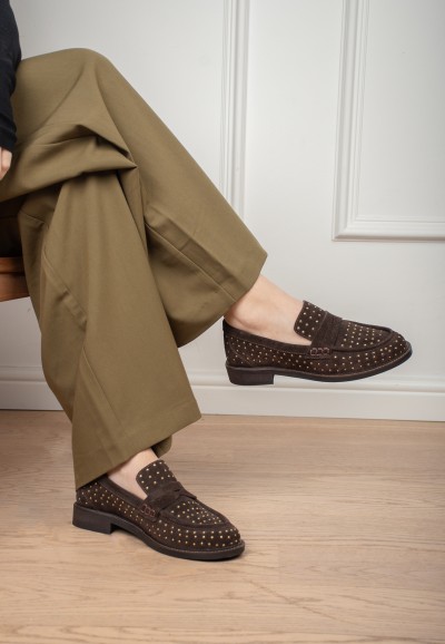 Model trägt Poelman Tika dunkelbraune Loafer sitzend – Detailansicht