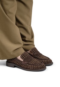 Model draagt Poelman Tika donkerbruine loafers met pantalon – close-up