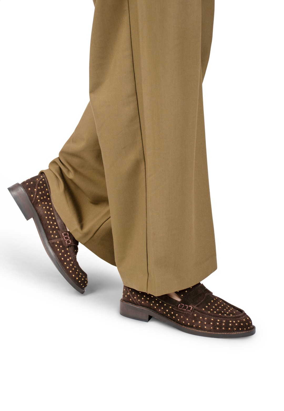 Model draagt Poelman Tika donkerbruine loafers met pantalon – zijaanzicht