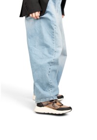 Model draagt POSH By Poelman Kiki zwart beige sneakers met lichte jeans – zijaanzicht