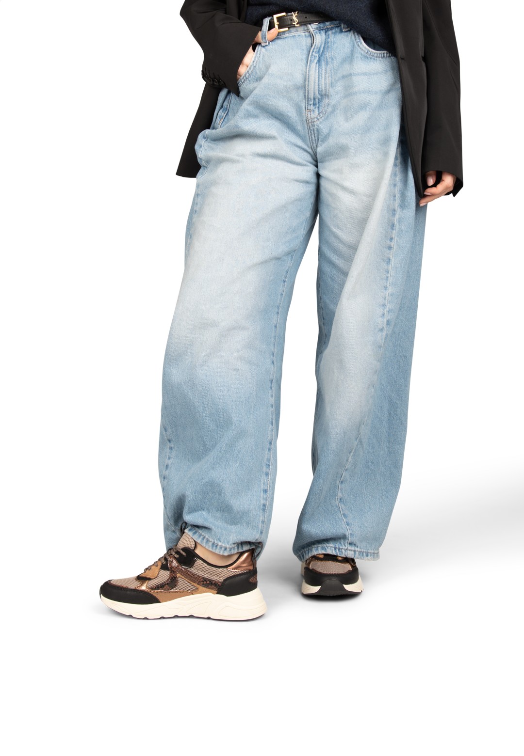 Model draagt POSH By Poelman Kiki zwart beige sneakers met wijde jeans – vooraanzicht