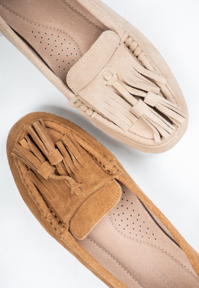 Close-up van de suède franjes en tassels van de PS Poelman Taya loafers