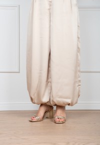 Model draagt de POSH by Poelman Laurie sandalen met blokhak