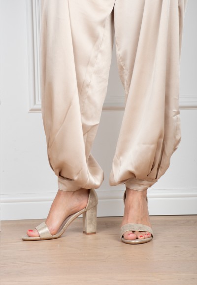 Model wearing the POSH by Poelman Laurie block heel sandals
