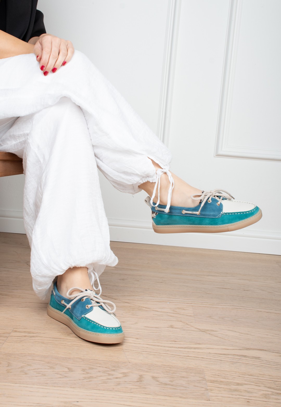 Model trägt PS Poelman Silk Damen Loafer sitzend mit weißer Hose – Detailansicht