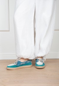 Model trägt PS Poelman Silk Loafer mit weißer Hose – Vorderansicht