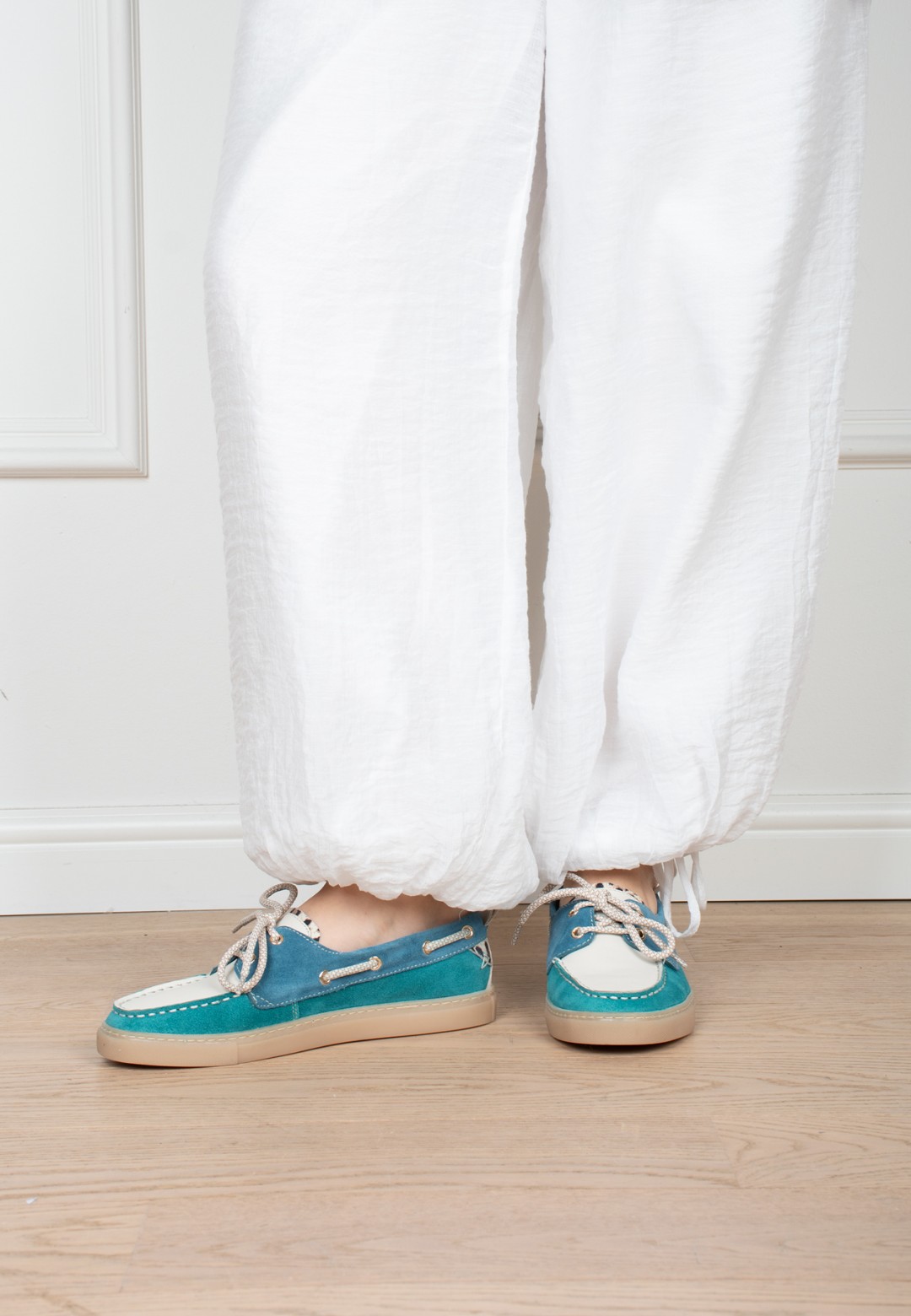 Model draagt PS Poelman Silk loafers met witte broek – vooraanzicht