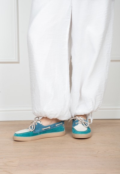 Model draagt PS Poelman Silk loafers met witte broek – vooraanzicht