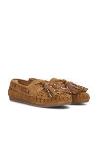 Schräge Vorderansicht der Poelman IRIS Damen-Loafer aus cognacfarbenem Wildleder