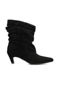 Schwarzer Wildlederstiefel Hannah von PS Poelman mit gerafftem Schaft, spitzer Form und mittelhohem Absatz, Seitenansicht.
