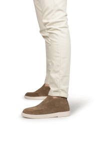 Model trägt PS Poelman Milan taupefarbene Slipper mit heller Hose – Detailansicht