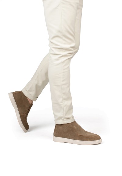 Model wearing PS Poelman Milan taupe slip-ons with light trousers – side view