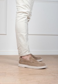Model trägt PS Poelman Mason beige Loafer mit heller Hose – Detailansicht
