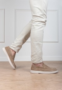 Model wearing PS Poelman Mason beige loafers with light trousers – side view