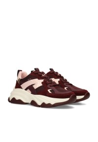 Schuin vooraanzicht van de POSH by Poelman dames sneakers in bordeaux