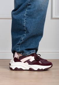 Zijaanzicht van de POSH by Poelman dames sneakers in bordeaux gedragen aan de voet