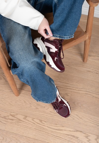 POSH by Poelman dames sneakers in bordeaux gedragen aan de voet
