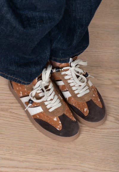 HABOOB SKYE dames sneakers gedragen onder een jeans