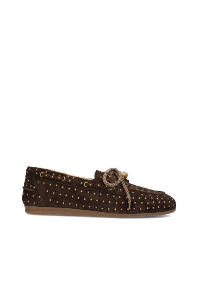 Poelman Sira loafers in donkerbruin suède met studs en strikdetail, zijaanzicht.