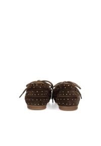 Achteraanzicht van Poelman Sira loafers in donkerbruin suède met studs.