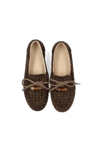 Bovenaanzicht van Poelman Sira loafers in donkerbruin suède met studs en strikdetail.
