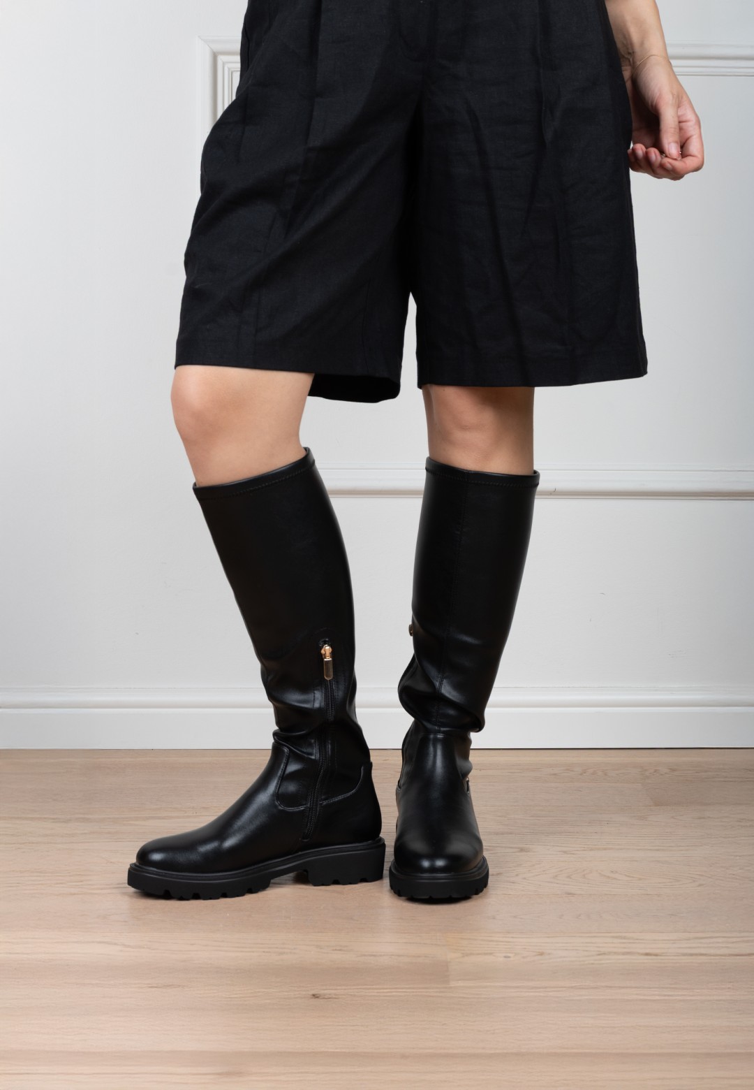 Model trägt POSH By Poelman Jennifer schwarze Stiefel mit schwarzem Kleid – Vorderansicht