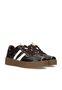 Dunkelbraune POSH by Poelman LILLY Sneaker mit Kroko-Prägung, weißen Streifen und gummifarbener Sohle, Seitenansicht.