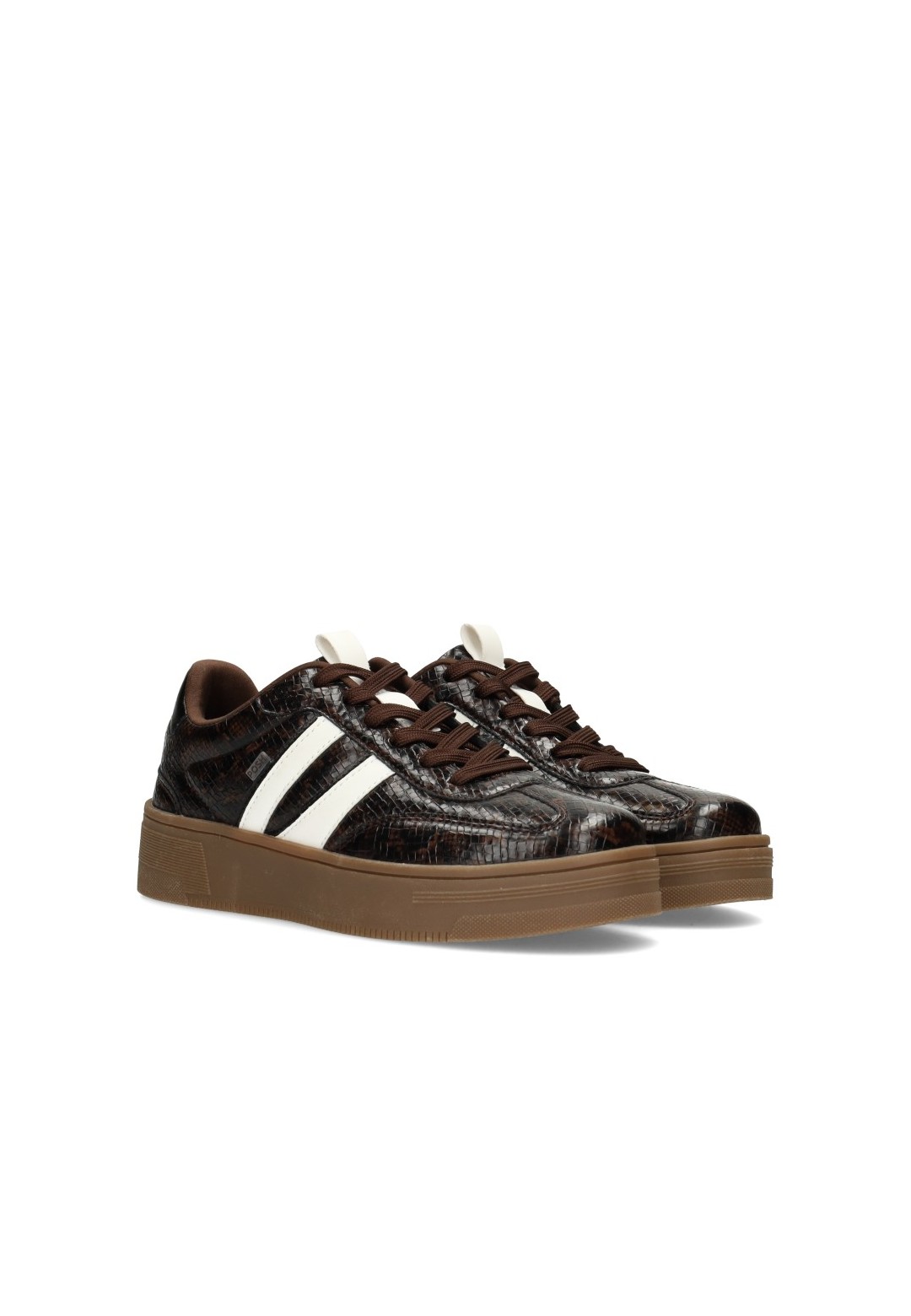 Dunkelbraune POSH by Poelman LILLY Sneaker mit Kroko-Prägung, weißen Streifen und gummifarbener Sohle, Seitenansicht.