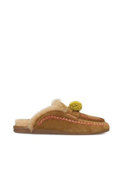 Light brown Poelman NINA slippers with a knitted design, faux fur lining and pink-yellow pom-poms, side view.