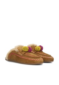 Light brown Poelman NINA slippers with a knitted design, faux fur lining and pink-yellow pom-poms, angled side view.