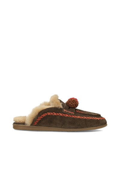 Braune Poelman NINA Hausschuhe mit Strickmuster, Teddyfutter und roten Pompons, Seitenansicht.